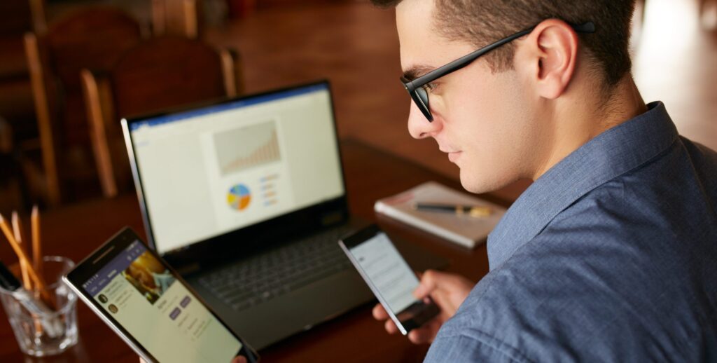 pessoa automatizando seus negócios para ganhar dinheiro dormindo