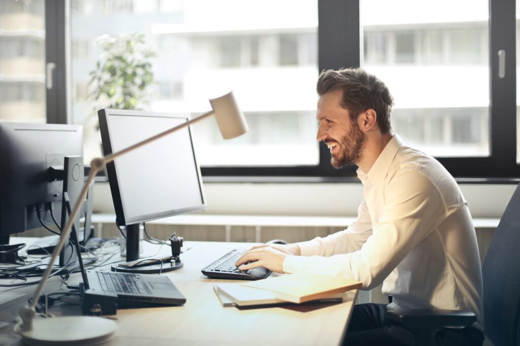 pessoa sorrindo, loja de dropshipping do zero