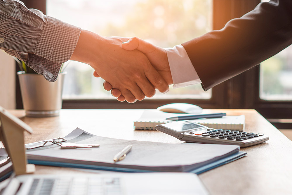 2 pessoas se dando um aperto de mão, mercado livre sem estoque
