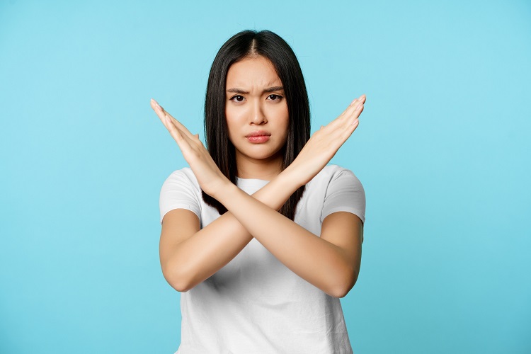 iniciantes em dropshipping, mulher fazendo um x com o braço