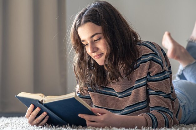 uma jovem lendo um livro, livros recomendados por bilionários
